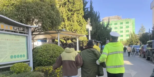 高速隧道紧急救援 丽江民警为透析老人开辟“生命通道”