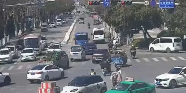 暖心！大风刮倒护栏，丽江市民自发援手，4分钟守护通行平安