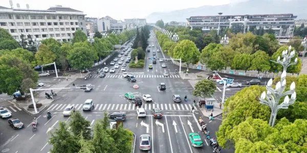 丽江城区这个路口变了，3车道改4车道，左转车道增至两条
