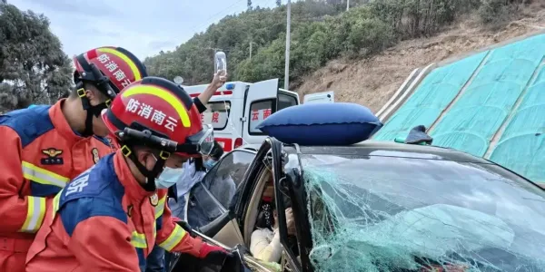 轿车撞上压路机1人被困，丽江消防成功将其救出