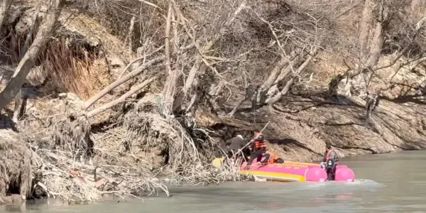 惊险一刻！丽江警方克服湍急江水，用橡皮艇成功救下落水群众