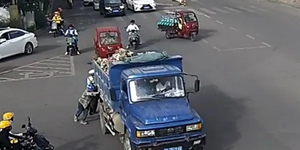 太暖了！货车突发故障堵路 路人民警齐上阵推车解围