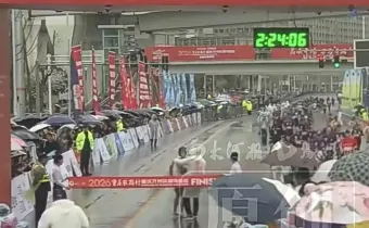 马拉松冠军冲线遭裁判误拦推搡，低级乌龙敲响赛事专业警钟