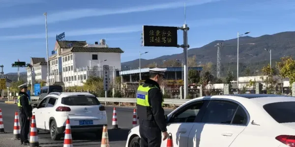 新春 “警” 色护平安！丽江交警坚守岗位护航春节出行