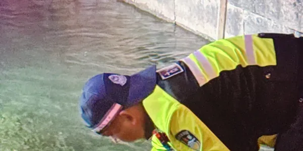 顾不上换防水裤，他直接下水！丽江这位民警，用行动诠释“人民警察为人民”