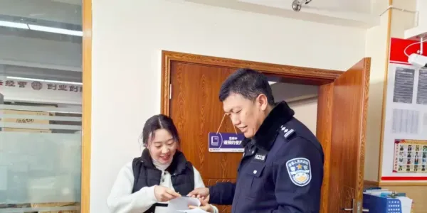 赞！古城公安上门办居住证，用“民警跑”换“员工闲”
