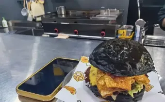 自助餐吃 12 个汉堡被店家 “拉黑” 小事闹成闹剧，双方都该冷静