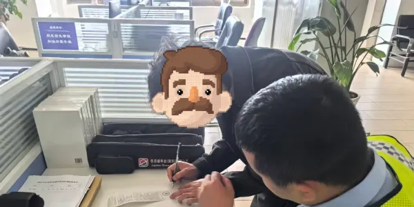 客运大巴强行超车被市民拍下举报，丽江交警：罚款记分，约谈企业