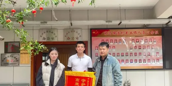 阴雨扰旅拍？束河街道 “靠前服务” 帮新人圆满圆梦