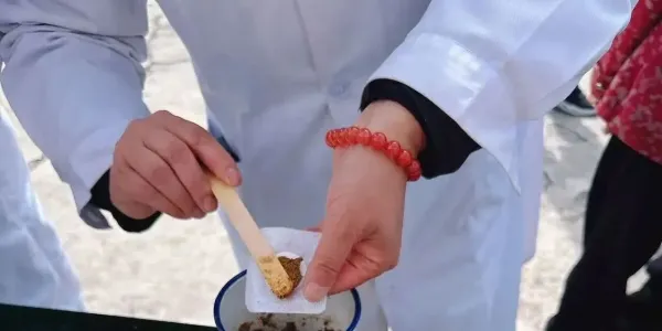 跨越山海，医者仁心：上海医生翻山越岭，把健康送到丽江彝山深处