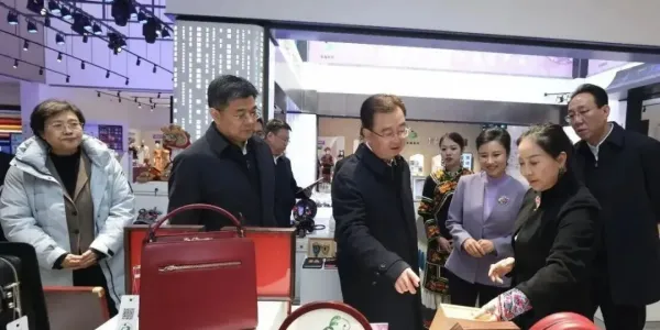 云南“家门口”就业：挣钱顾家两不误，稳稳幸福在身边