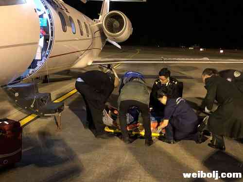 丽江机场彻夜不眠 澳洲受伤女孩顺利离境3.jpg
