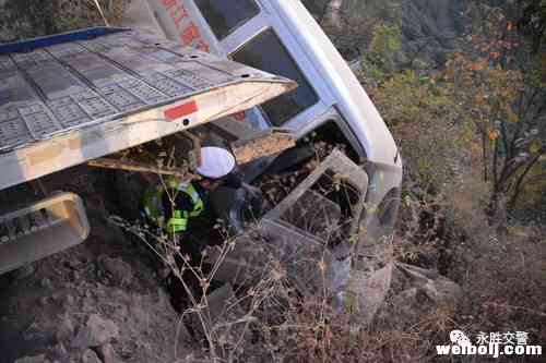 面包在悬崖边命悬一线 永胜交警及时救援.jpg