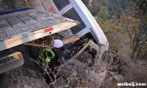 面包在悬崖边命悬一线 永胜交警及时救援.jpg