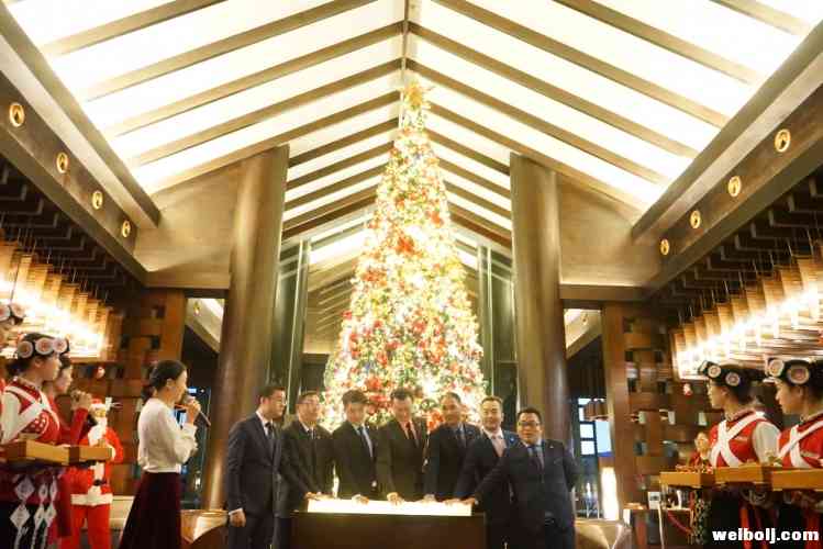 丽江洲际高达17英尺圣诞树点亮金色圣诞季！