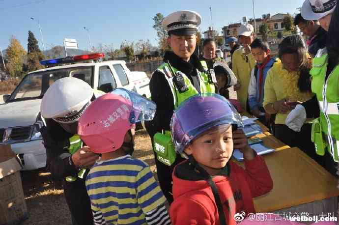丽江为广大电动车骑乘人员免费发放安全头盔