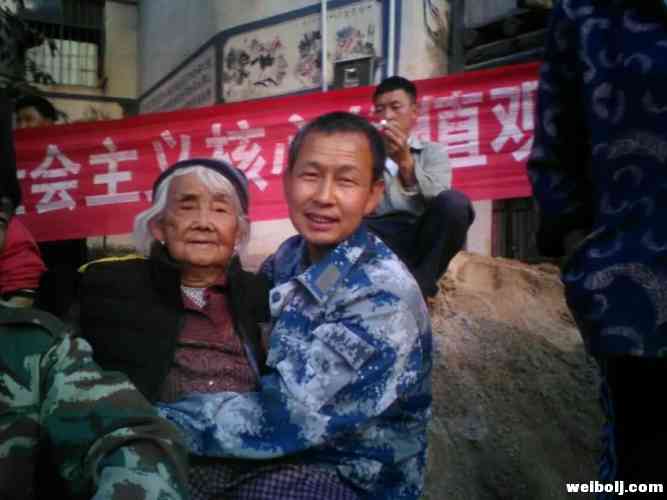 感动的不仅是永胜 您养我长大我抱您看演出.jpg