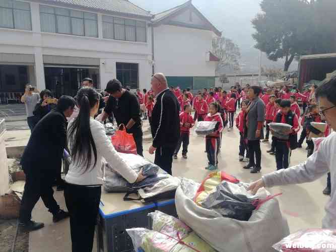 上海爱心人士刘琳向巨甸灾区捐赠近40万元物资