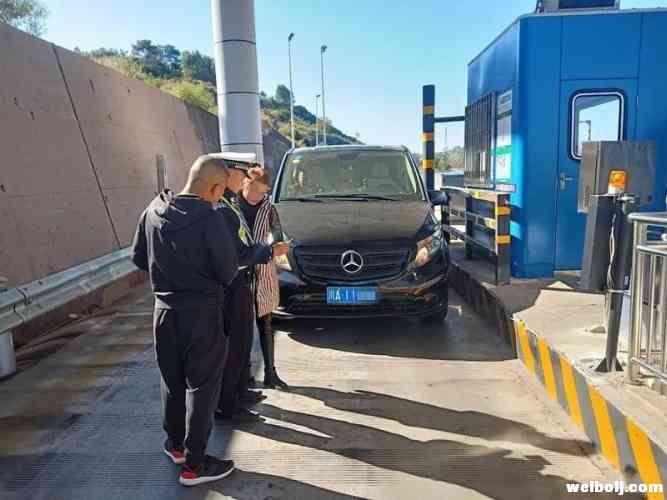 一辆“川A”为少缴过路费耍小聪明，结果在华坪被拦