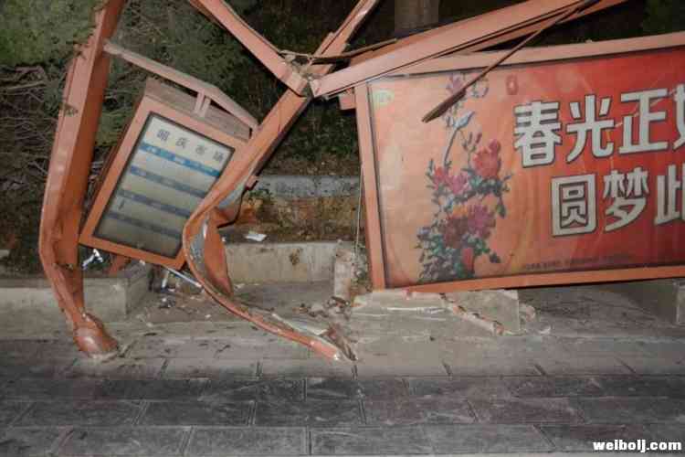 丽江一公交站台被撞至严重变形
