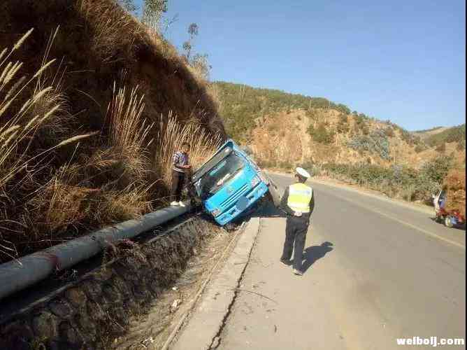 驾驶员未系安全带望见交警慌忙“补牢”导致车辆侧翻