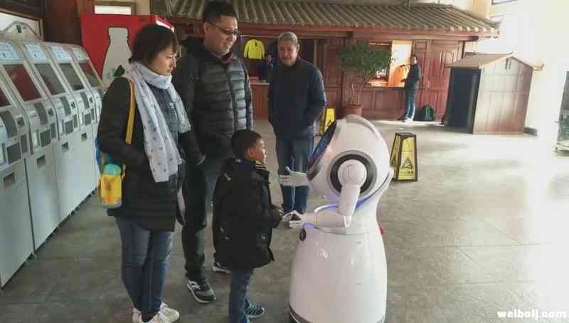 功能强大且热情的机器人“小雪”正式落户玉龙雪山景区！