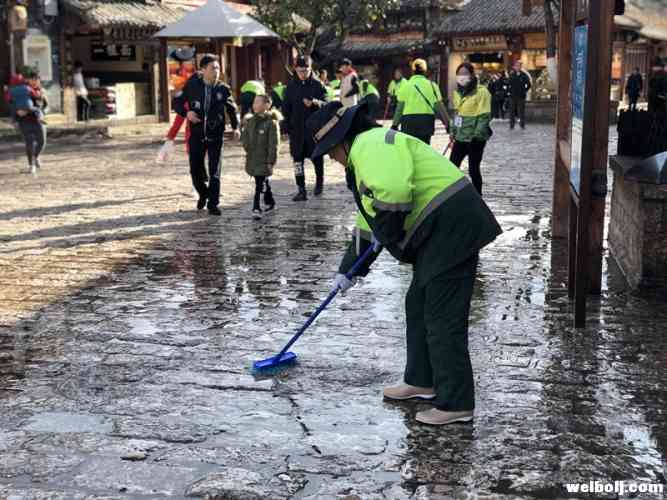 丽江古城冲街迎新年，志愿者、居民、网红齐上阵……