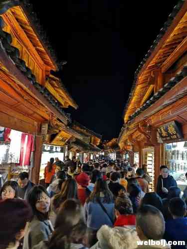 面对每天爆满的入住率 丽江客栈老板说被累瘫了！