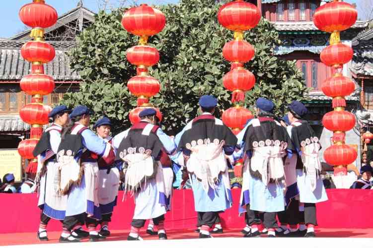 今天数百人齐聚丽江古城载歌载舞，比过年还热闹 咋回事？