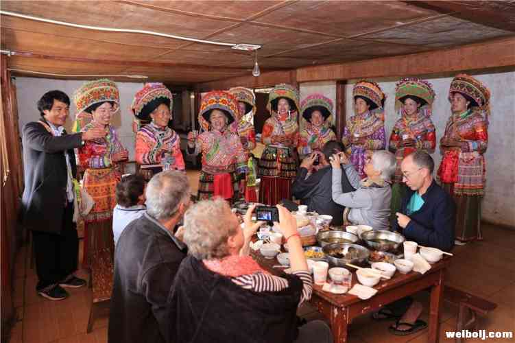 欧洲旅行团走进华坪丁王村 领略傈僳族的别样风情