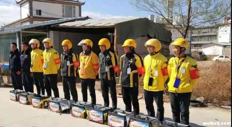 外卖小哥戴红袖章宣传扫黑除恶