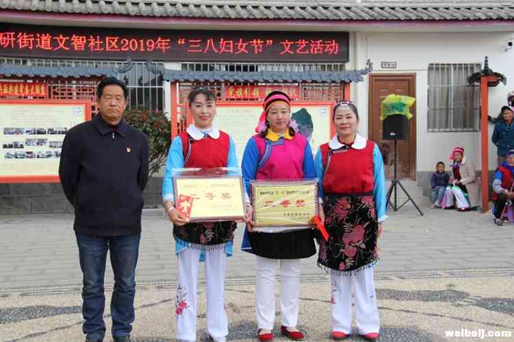 这群干农活、做家务的妇女，今天竟如此之美！