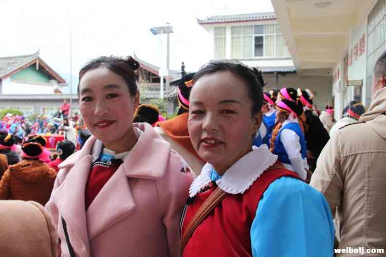 这群干农活、做家务的妇女，今天竟如此之美！