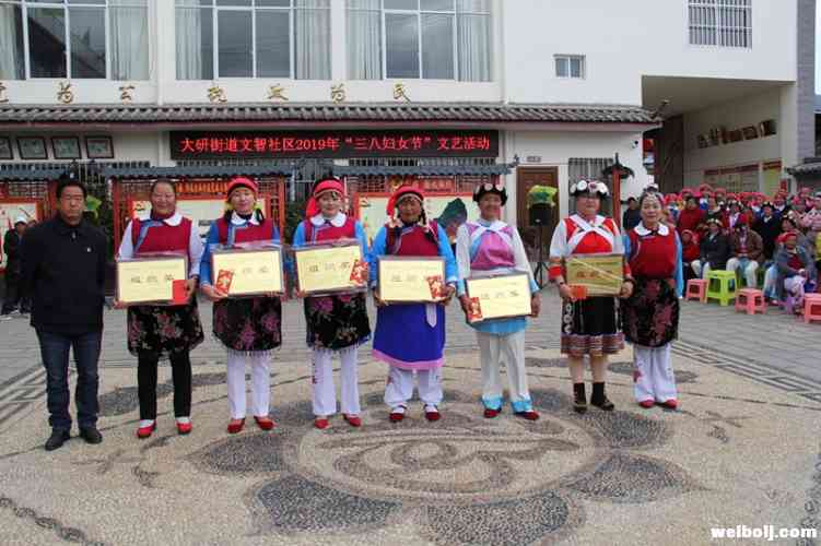 这群干农活、做家务的妇女，今天竟如此之美！