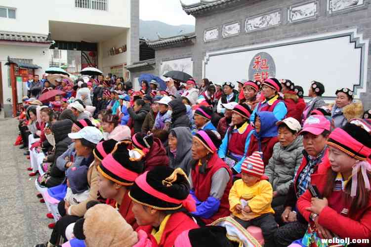 这群干农活、做家务的妇女，今天竟如此之美！