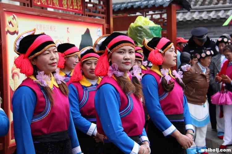 这群干农活、做家务的妇女，今天竟如此之美！