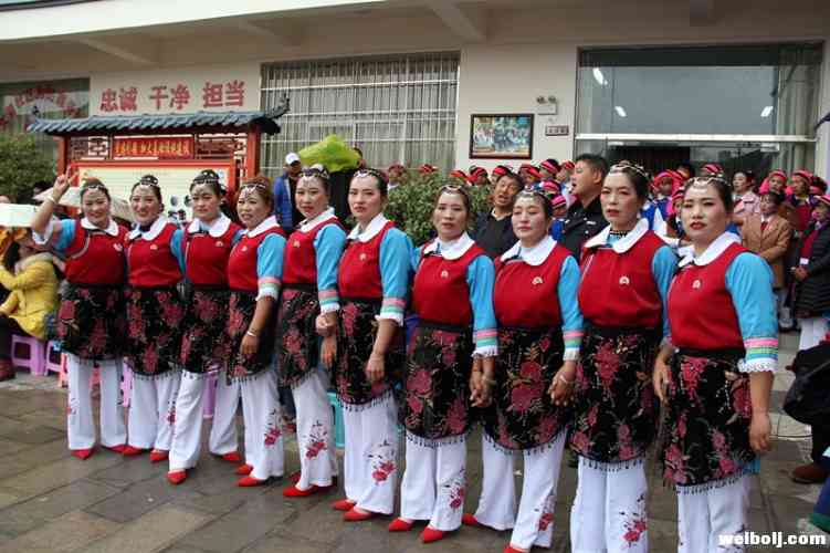 这群干农活、做家务的妇女，今天竟如此之美！