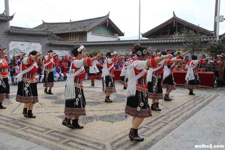 这群干农活、做家务的妇女，今天竟如此之美！