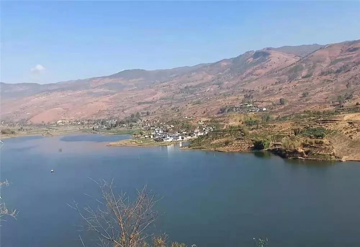 公而忘私 垫资铺筑“致富路”