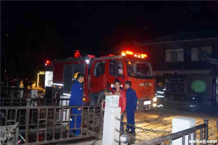 昨晚宁蒗泸沽湖大洛水发生火灾，15间铺面被烧毁，现已被扑灭！