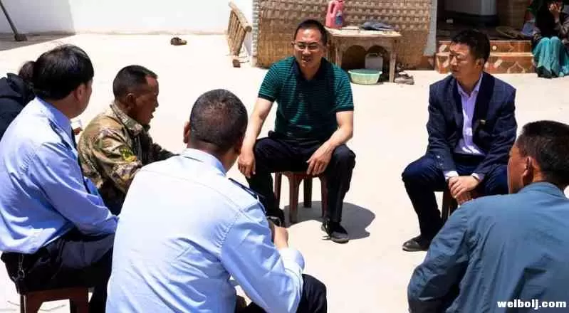 谢福智书记、周明局长入户宣讲动员，群众主动上交枪支