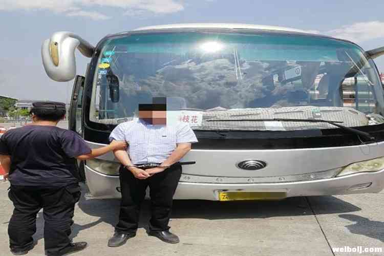 华坪警方在攀枝花开往丽江的客运车上抓获网上通缉犯一名 (1).jpg