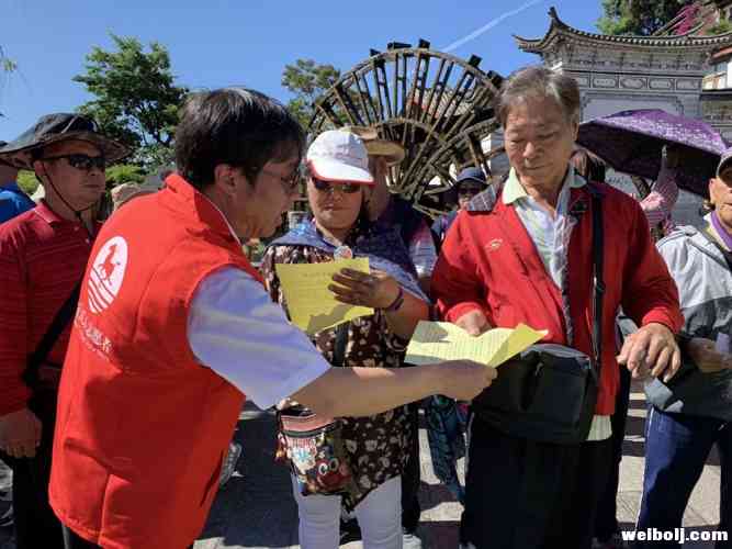 文旅局局长走上街头提醒游客：如果你在丽江旅游被欺诈请向我们投诉 (9).jpg