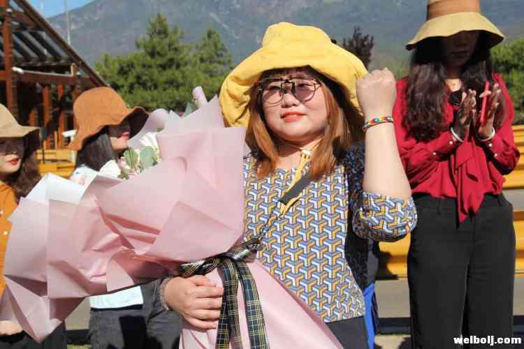 一场别开生面的互动 温暖了整个玉龙雪山的游客