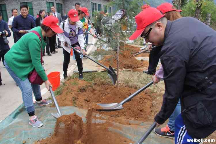 一场别开生面的互动 温暖了整个玉龙雪山的游客