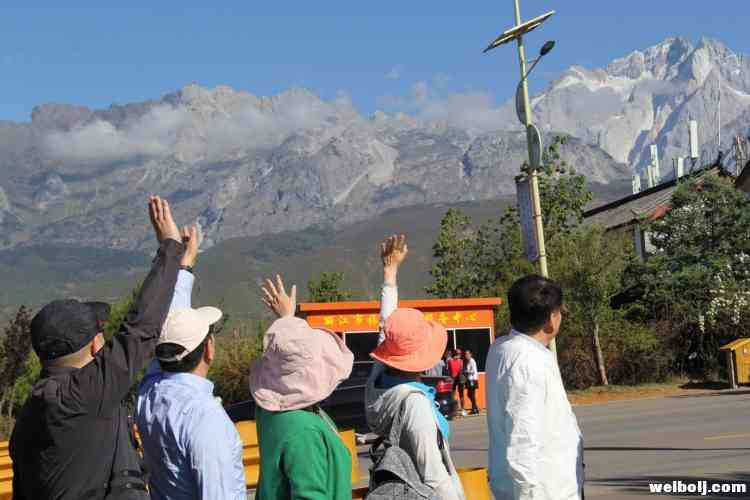 一场别开生面的互动 温暖了整个玉龙雪山的游客