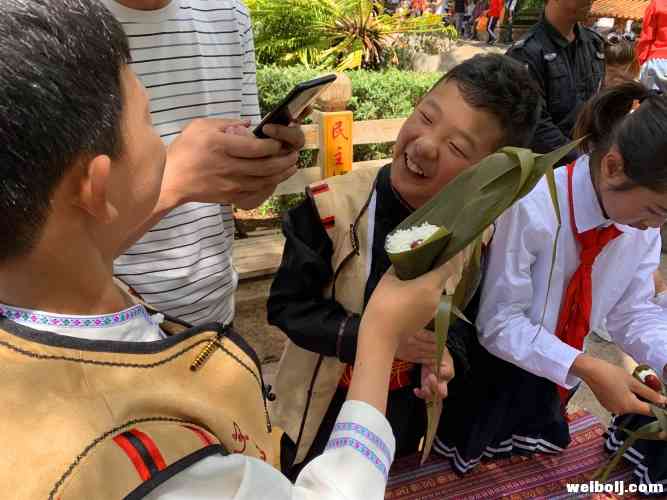 包粽子、系五彩线，丽江娃娃眼中的端午节是什么样的？
