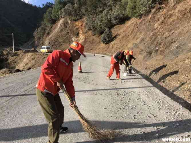 扎根公路养护一线编织小凉山美丽公路梦想的敬业先进生产工作者 -记丽江公路局宁蒗分局战河公路管理所所长赵 ...