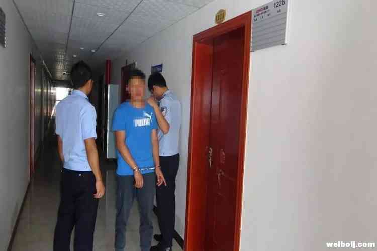 华坪男子女生宿舍找女朋友 为泄愤踢坏宿舍门被拘5日.jpg