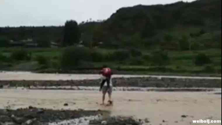 点赞！积水围困小女孩，暖心小哥背其淌水过河！